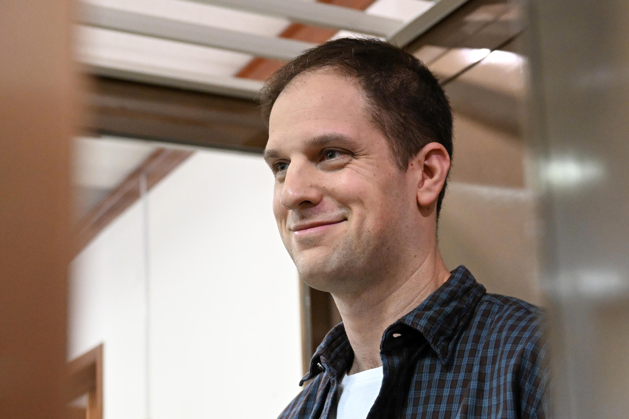 Le journaliste américain Evan Gershkovich dans la cage réservée aux accusés avant une audience en appel sur sa détention provisoire prolongée, le 10 octobre 2023 à Moscou